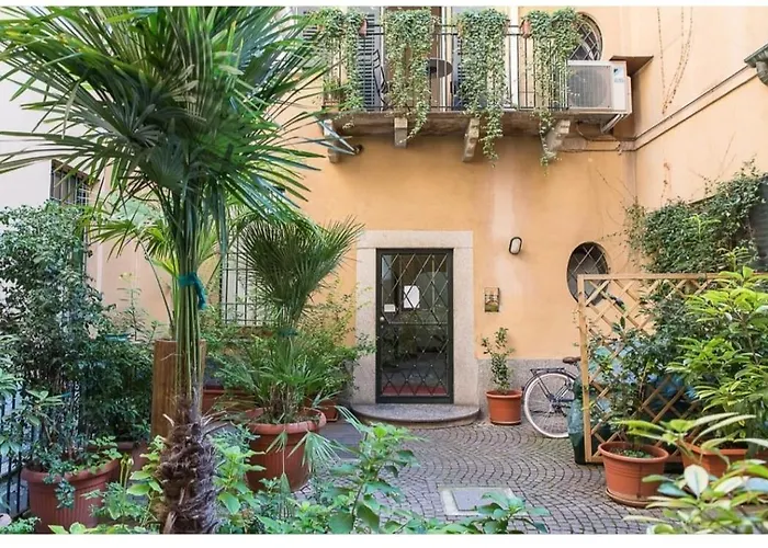 Brera Vicolo Fiori * Milão